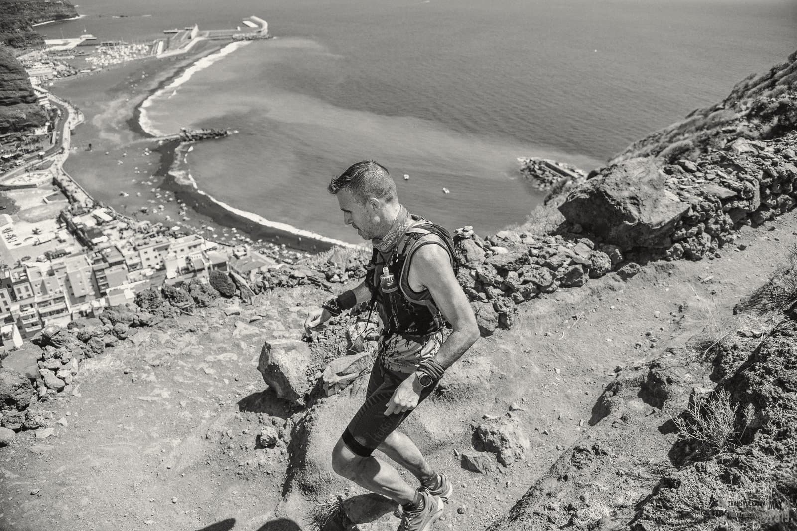 Ximo Escrihuela en un sendero de montaña sobre la costa.