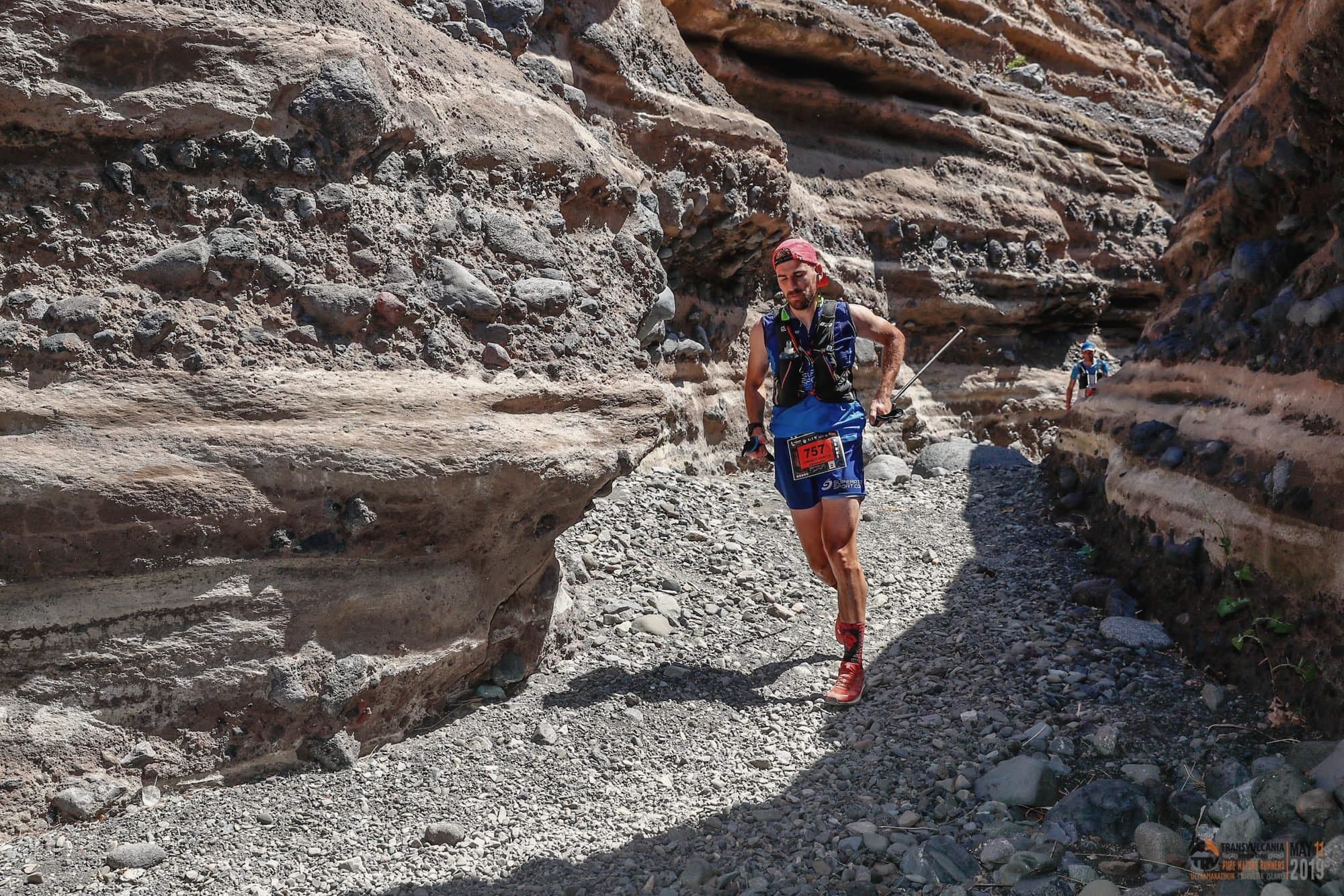 Lorenzo García corre por el fondo de un barranco volcánico durante la Transvulcania.